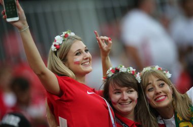 Moskova, Rusya - 19th Haziran 2018: FIFA Dünya Kupası Rusya 2018, H Grubu, futbol tribünlerde Polonya ve Senegal taraftarlara Polonya vs Senegal Moscow Spartak Stadyumu arasında eşleme.