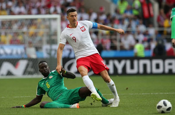 Moskova, Rusya - 19th Haziran 2018: Salif San ve Robert Lewandowski eylem sırasında FIFA Dünya Kupası Rusya 2018, H Grubu, futbol Polonya vs Senegal Spartak Stadium Moskova arasında eşleme