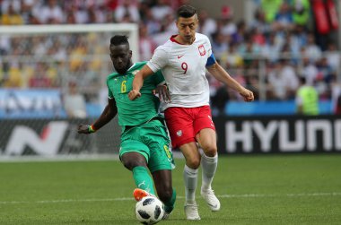 Moskova, Rusya - 19th Haziran 2018: Salif San ve Robert Lewandowski eylem sırasında FIFA Dünya Kupası Rusya 2018, H Grubu, futbol Polonya vs Senegal Spartak Stadium Moskova arasında eşleme