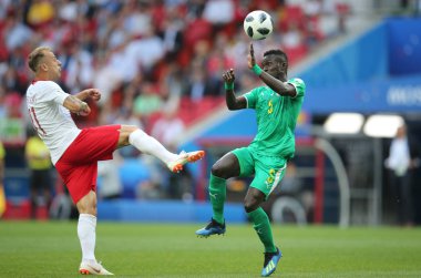 Moskova, Rusya - 19th Haziran 2018: Jan Bednarek, Şeyh n'Doye eylem sırasında FIFA Dünya Kupası Rusya 2018, H Grubu, futbol maç Polonya vs Senegal Spartak Stadium Moskova arasında
