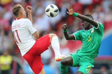 Moskova, Rusya - 19th Haziran 2018: Jan Bednarek, Şeyh n'Doye eylem sırasında FIFA Dünya Kupası Rusya 2018, H Grubu, futbol maç Polonya vs Senegal Spartak Stadium Moskova arasında