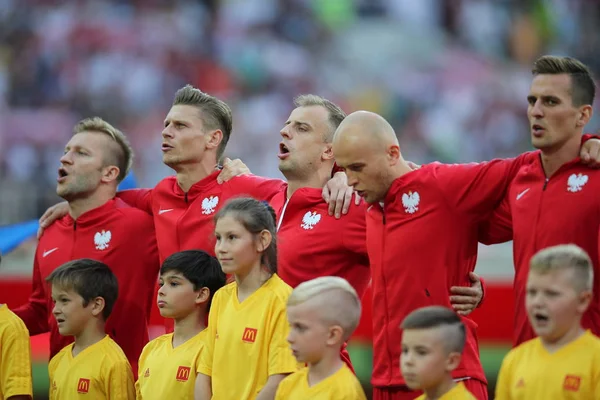 Moskova, Rusya - 19th Haziran 2018: Polonya oyuncular Milli Marşı FIFA Dünya Kupası Rusya 2018, H Grubu, futbol sırasında Polonya vs Senegal Spartak Stadium Moskova arasında eşleme