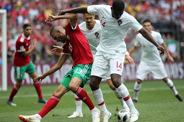 20.06.2018. Moskova, Rusya: Khalid Moutaib, William Carvalho eylem sırasında FIFA Dünya Kupası Rusya 2018, B grubu, futbol Portekiz V Fas Moskova'da Lujniki Stadyumu arasında eşleme.