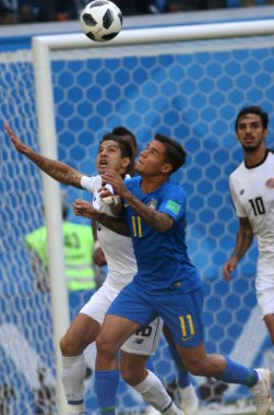 Saint Petersburg, Rusya - 22 Haziran 2018: Cristian Gamboa ve Coutinho eylem sırasında FIFA Dünya Kupası Rusya 2018, E Grubu, futbol maçı Brezilya V Kosta Rika arasında 