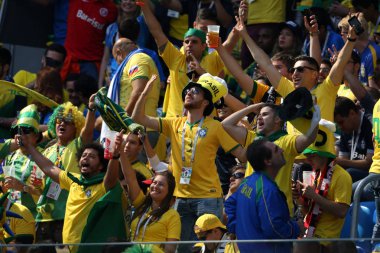 Saint Petersburg, Rusya - 22 Haziran 2018: Brezilya hayranları üzerinde duruyor FIFA Dünya Kupası Rusya 2018, E Grubu, futbol maçında Brezilya V Kosta Rika arasında