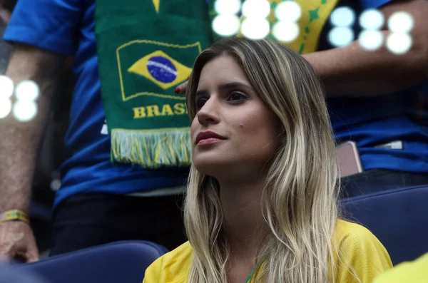Saint Petersburg, Rusya - 22 Haziran 2018: Brezilya Kadın Fan üzerinde duruyor FIFA Dünya Kupası Rusya 2018, E Grubu, futbol maçında Brezilya V Kosta Rika arasında
