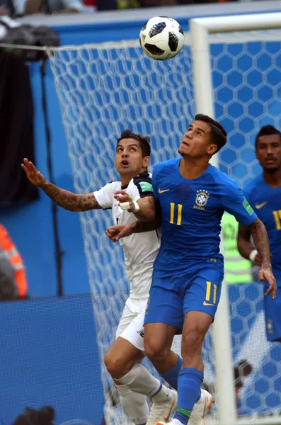Saint Petersburg, Rusya - 22 Haziran 2018: Cristian Gamboa ve Coutinho eylem sırasında FIFA Dünya Kupası Rusya 2018, E Grubu, futbol maçı Brezilya V Kosta Rika arasında 