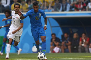 22.06.2018. Saint Petersburg, Rusya: Brian Ruiz ve Paulinho eylem sırasında FIFA Dünya Kupası Rusya 2018, E Grubu, futbol maç arasında Brezilya V Costarica Brezilya vs Kosta Rika, Saint Petersburg Stadyumu.