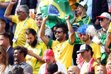 22.06.2018. Saint Petersburg, Rusya: Brezilyalı hayranları kutlamak zafer FIFA Dünya Kupası Rusya 2018, E Grubu, futbol Brezilya V Costarica Saint Petersburg Stadyumu arasında maç.