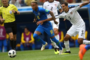 22.06.2018. Saint Petersburg, Rusya: Neymar ve Francisco Calvo eylem sırasında FIFA Dünya Kupası Rusya 2018, E Grubu, futbol maç arasında Brezilya V Costarica Saint Petersburg Stadyumu.