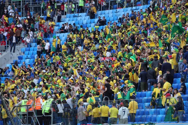 2018 サンクトペテルブルク サンクトペテルブルク スタジアムでブラジル Costarica 間ロシア語 ブラジルのファンを祝う Vicotry Fifa ワールド — ストック写真