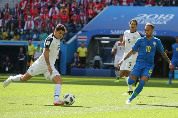 22.06.2018. Saint Petersburg, Rusya: Cristian Gamboa ve Neymar eylem sırasında FIFA Dünya Kupası Rusya 2018, E Grubu, futbol Brezilya V Costarica Saint Petersburg Stadyumu arasında eşleme.