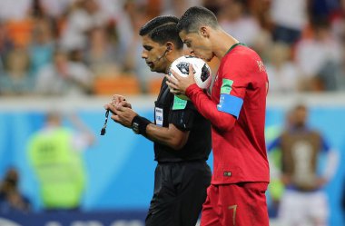 25.06.2018. Saransk, öp Rusça: Cristiano Ronaldo Top FIFA Dünya Kupası Rusya 2018, B grubu, futbolda Iran V Portekiz Mordovia Saransk Arena Stadyumu arasında eşleme.