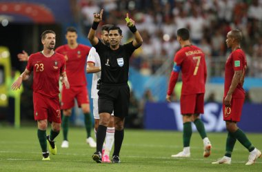 25.06.2018. Saransk, Rusça: hakem Caceres eylem FIFA Dünya Kupası Rusya 2018, B grubu, futbol sırasında Iran V Portekiz Mordovia Saransk Arena Stadyumu arasında eşleme.
