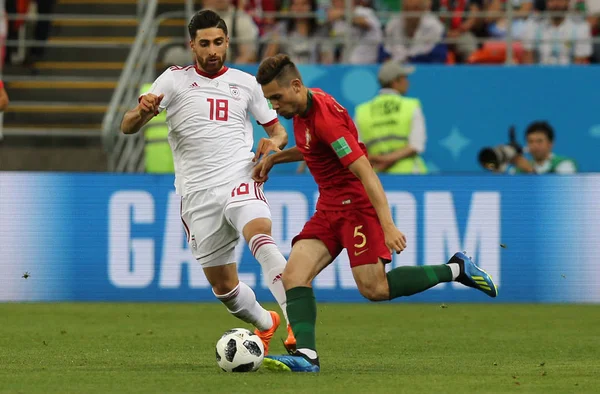 25.06.2018. Saransk, Rusça: Alireza Jahanbakhsh, Raphael Guerreiro eylem FIFA Dünya Kupası Rusya 2018, B grubu, futbol sırasında Iran V Portekiz Mordovia Saransk Arena Stadyumu arasında eşleme.