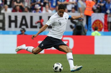 26.06.2018. Moskova, Rusya: Raphael Varane eylem sırasında FIFA Dünya Kupası Rusya 2018, C grubu, futbol maç arasında Danimarka V Fransa Moskova'da Lujniki Stadyumu.