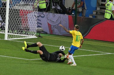 27.06.2018. Moskova, Rusya: Neymar, Stojcovic, futbol FIFA Dünya Kupası Rusya 2018, E Grubu sırasında eylem Sırbistan Vs Brezilya yılında Spartak stadyumu Moskova'da arasında eşleme.