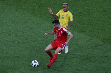 27.06.2018. Moskova, Rusya: Rukavina ve Neymar eylem sırasında FIFA Dünya Kupası Rusya 2018, E Grubu, futbol maç arasında Sırbistan Vs Brezilya yılında Spartak stadyumu Moskova'da.