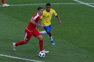 27.06.2018. Moskova, Rusça: Milinkovic-Savic, Gabriel İsa'eylemi sırasında FIFA Dünya Kupası Rusya 2018, E Grubu, futbol maç arasında Sırbistan Vs Brezilya yılında Spartak stadyumu Moskova'da.