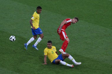 27.06.2018. Moskova, Rusça: Milinkovic-Savic, Gabriel İsa'eylemi sırasında FIFA Dünya Kupası Rusya 2018, E Grubu, futbol maç arasında Sırbistan Vs Brezilya yılında Spartak stadyumu Moskova'da.