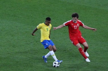 27.06.2018. Moskova, Rusya: Gabriel İsa, Veljkovic, futbol FIFA Dünya Kupası Rusya 2018, E Grubu sırasında eylem Sırbistan Vs Brezilya yılında Spartak stadyumu Moskova'da arasında eşleme.