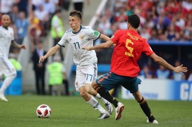 01.07.2018. Moskova, Rusya: Golovin, eylem sırasında FIFA Dünya Kupası Rusya 2018, sekizlik İspanya Vs Rusya Moskova'da Lujniki Stadyumu arasındaki final futbol maçını Sergio Busquets.