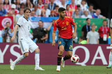 01.07.2018. Moskova, Rusya: Fernandes, Marco Asensio eylem sırasında FIFA Dünya Kupası Rusya 2018, sekizlik İspanya Vs Rusya Moskova'da Lujniki Stadyumu arasındaki final futbol maçını.