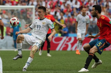 01.07.2018. Moskova, Rusya: Golovin, eylem sırasında FIFA Dünya Kupası Rusya 2018, sekizlik İspanya Vs Rusya Moskova'da Lujniki Stadyumu arasındaki final futbol maçını Sergio Ramos.