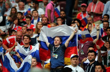 01.07.2018. Moskova, Rusya: Rusya fanlar üzerinde duruyor FIFA Dünya Kupası Rusya 2018 yılında, son futbol görüþ İspanya Vs Rusya Moskova'da Lujniki Stadyumu arasında eşleme.