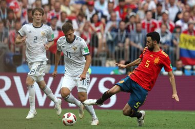 01.07.2018. Moskova, Rusya Federasyonu: Zobnin, eylem sırasında FIFA Dünya Kupası Rusya 2018, sekizlik İspanya Vs Rusya Moskova'da Lujniki Stadyumu arasındaki final futbol maçını Sergio Busquets.
