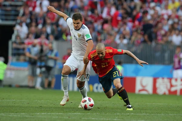 01.07.2018. Moskova, Rusya Federasyonu: Zobnin, eylem sırasında FIFA Dünya Kupası Rusya 2018, sekizlik İspanya Vs Rusya Moskova'da Lujniki Stadyumu arasındaki final futbol maçını David Silva.