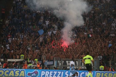 Rome, İtalya - 18 Ağustos 2018: Serie A: Napoli fanlar üzerinde duruyor S.S. Lazio Vs Napoli Roma Stadio Olimpico İtalyan Serie A maçı sırasında