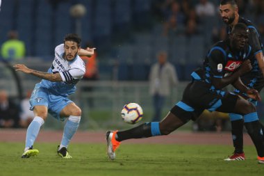 Rome, İtalya - 18 Ağustos 2018: Serie A: Luis Alberto, S.S. Lazio Vs Napoli Roma Stadio Olimpico İtalyan Serie A maçı sırasında eylem Kalidou Koulibaly