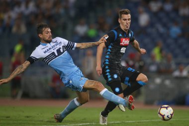 18.08.2018. Stadio Olimpico, Roma, İtalya. Serie A:Francesco Acerbi, Arkadiusz Milik S.S. Lazio Vs Napoli Roma Stadio Olimpico İtalyan Serie A maçı sırasında eylem