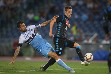 18.08.2018. Stadio Olimpico, Roma, İtalya. Serie A:Francesco Acerbi, Arkadiusz Milik S.S. Lazio Vs Napoli Roma Stadio Olimpico İtalyan Serie A maçı sırasında eylem