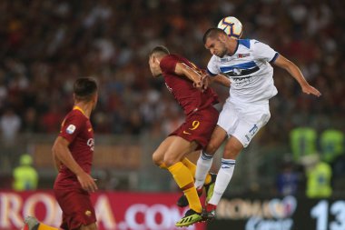 Rome, İtalya - 27 Ağustos 2018: Stadio Olimpico, Roma, İtalya. Serie A: Dzeko, Berat Djimsiti A.S. Roma V Atalanta Roma Stadio Olimpico İtalyan Serie A maçı sırasında eylem