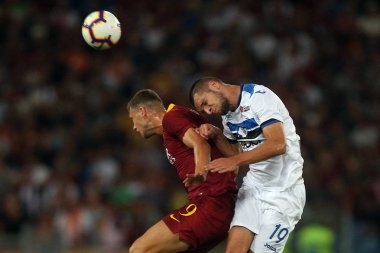 Rome, İtalya - 27 Ağustos 2018: Stadio Olimpico, Roma, İtalya. Serie A: Dzeko, Berat Djimsiti A.S. Roma V Atalanta Roma Stadio Olimpico İtalyan Serie A maçı sırasında eylem