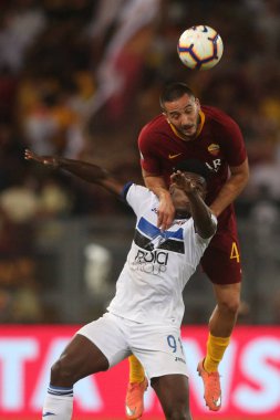 Rome, İtalya - 27 Ağustos 2018: Stadio Olimpico, Roma, İtalya. Serie A: A.S. Roma V Atalanta Roma Stadio Olimpico arasında Manolas, Duvan Zapata eylem sırasında İtalyan Serie A eşleme