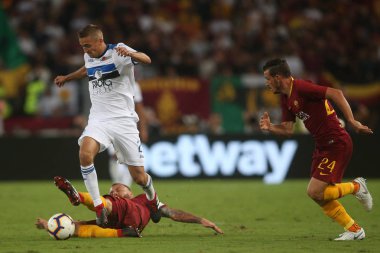 Rome, İtalya - 27 Ağustos 2018: Stadio Olimpico, Roma, İtalya. Serie A: De Rossi, İtalyan Serie A sırasında eylem Rafael Toloi A.S. Roma V Atalanta Roma Stadio Olimpico arasında eşleme