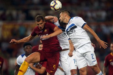 Rome, İtalya - 27 Ağustos 2018: Stadio Olimpico, Roma, İtalya. Serie A: Dzeko, Berat Djimsiti A.S. Roma V Atalanta Roma Stadio Olimpico İtalyan Serie A maçı sırasında eylem