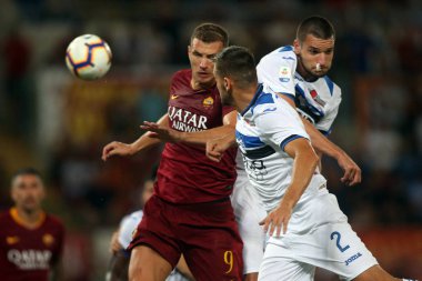 Rome, İtalya - 27 Ağustos 2018: Stadio Olimpico, Roma, İtalya. Serie A: Edin Dzeko, Berat Djimsiti İtalyan Serie A sırasında eylem A.S. Roma V Atalanta Roma Stadio Olimpico arasında eşleme