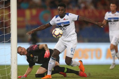 Rome, İtalya - 27 Ağustos 2018: Stadio Olimpico, Roma, İtalya. Serie A: A.S. Roma V Atalanta Roma Stadio Olimpico arasında Duvan Zapata, Robin Olsen eylem sırasında İtalyan Serie A eşleme