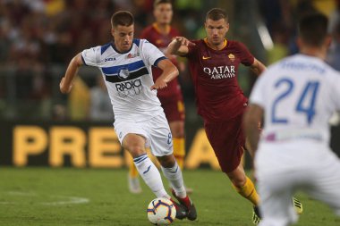 Rome, İtalya - 27 Ağustos 2018: Stadio Olimpico, Roma, İtalya. Serie A: Mario Pasalic, eylem sırasında İtalyan Serie A Dzeko A.S. Roma V Atalanta Roma Stadio Olimpico arasında eşleme