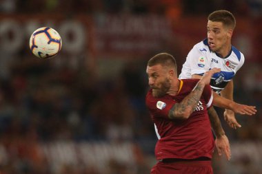 Rome, İtalya - 27 Ağustos 2018: Stadio Olimpico, Roma, İtalya. Serie A: Daniele De Rossi, İtalyan Serie A sırasında eylem Mario Pasalic A.S. Roma V Atalanta Roma Stadio Olimpico arasında eşleme
