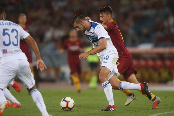 Rome, İtalya - 27 Ağustos 2018: Stadio Olimpico, Roma, İtalya. Serie A: A.S. Roma V Atalanta Roma Stadio Olimpico arasında Berat Djimsiti, Cengiz altında eylem sırasında İtalyan Serie A eşleme