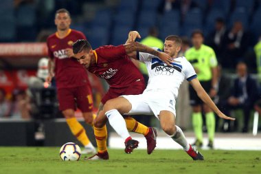 Rome, İtalya - 27 Ağustos 2018: Stadio Olimpico, Roma, İtalya. Serie A: A.S. Roma V Atalanta Roma Stadio Olimpico arasında Luca Valzania, Lorenzo Pellegrini eylem sırasında İtalyan Serie A eşleme