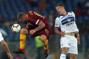 Rome, İtalya - 27 Ağustos 2018: Stadio Olimpico, Roma, İtalya. Serie A: De Rossi, İtalyan Serie A sırasında eylem Luca Valzania A.S. Roma V Atalanta Roma Stadio Olimpico arasında eşleme