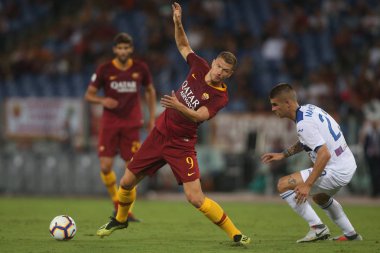 Rome, İtalya - 27 Ağustos 2018: Stadio Olimpico, Roma, İtalya. Serie A: Dzeko ve Gianluca Mancini A.S. Roma V Atalanta Roma Stadio Olimpico İtalyan Serie A maçı sırasında eylem