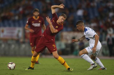 Rome, İtalya - 27 Ağustos 2018: Stadio Olimpico, Roma, İtalya. Serie A: Dzeko ve Gianluca Mancini A.S. Roma V Atalanta Roma Stadio Olimpico İtalyan Serie A maçı sırasında eylem