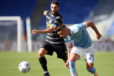 Roma, İtalya - 04 / 10 / 2020: Milinkoviç-Saviç (LAZIO), R.Gagliardini (Inter) İtalyan Serie A ligi 20 / 21 futbol karşılaşmasında SS Lazio ile FC Inter arasında Roma Olimpiyat Stadyumu 'nda oynanan karşılaşmada